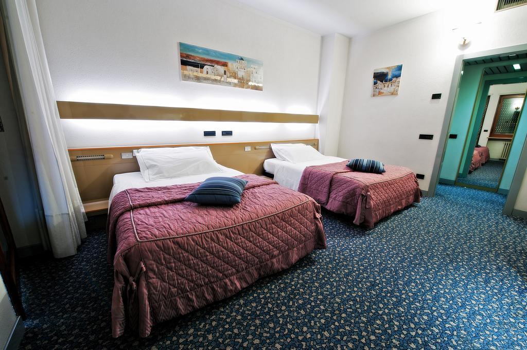 Hotel Michelangelo Biella Quarto foto