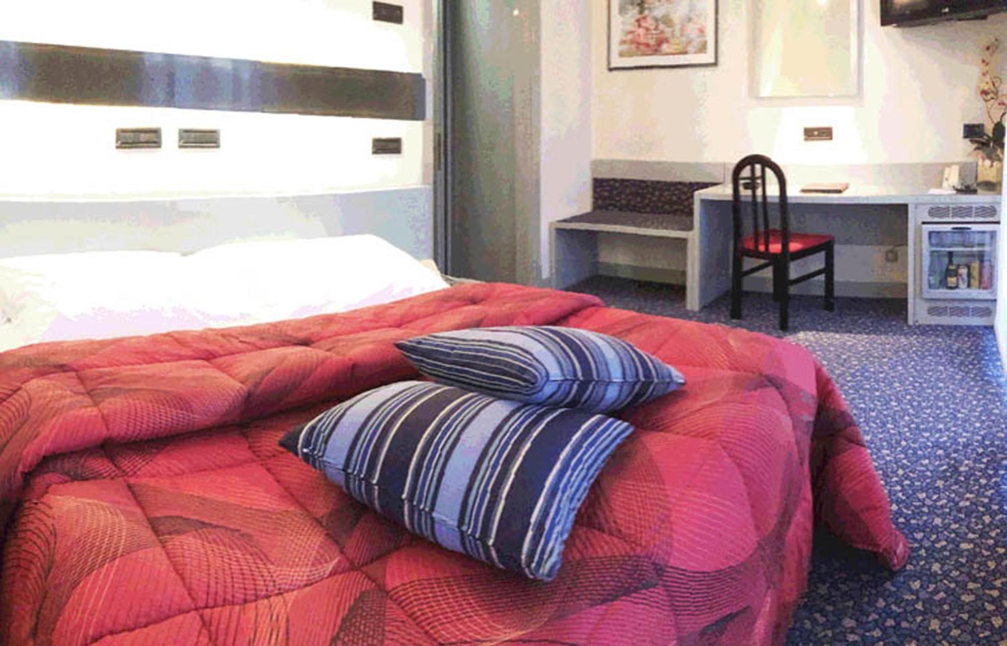 Hotel Michelangelo Biella Quarto foto