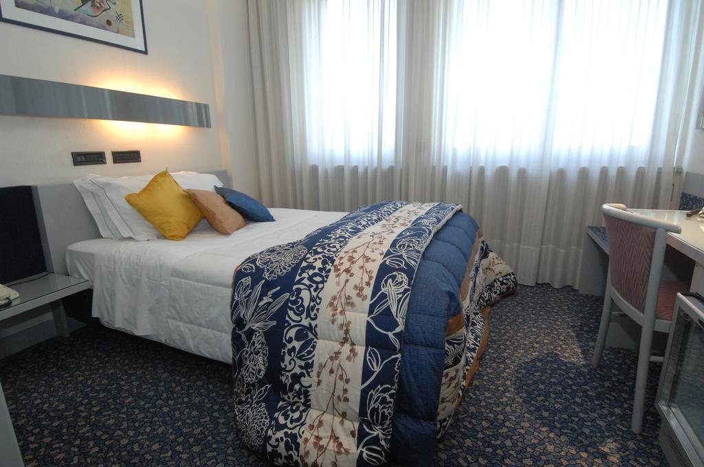 Hotel Michelangelo Biella Quarto foto